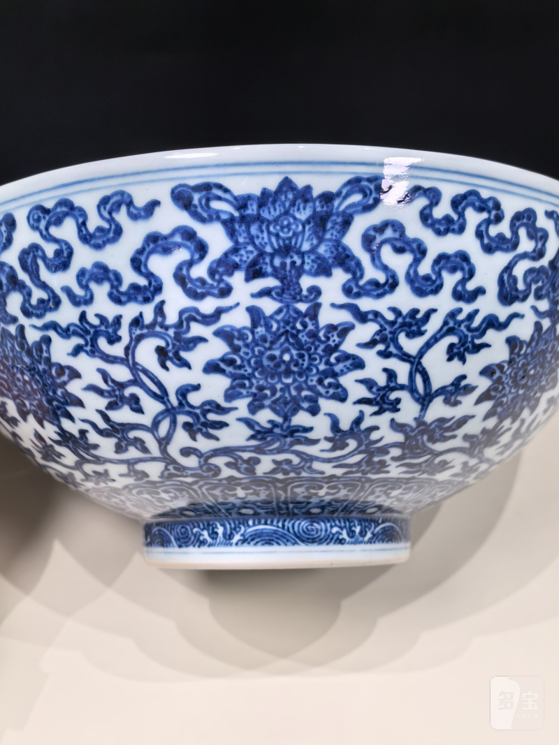 清乾隆 青花莲托八宝纹大碗 - 图7